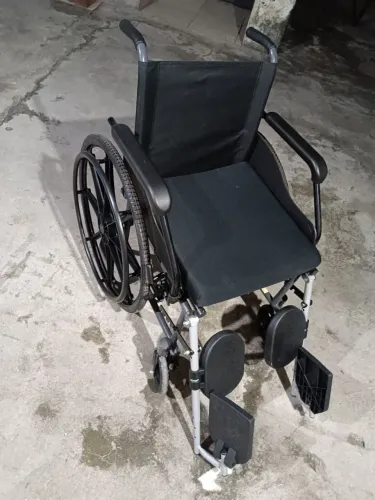 Cadeira de rodas em ótimo estado.