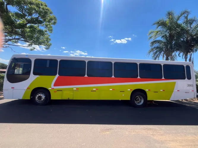 DOIS ÔNIBUS 56 LUGARES ANO 2007 EM DIAS