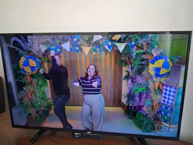 TV 43 polegadas AOC semi nova sem defeitos