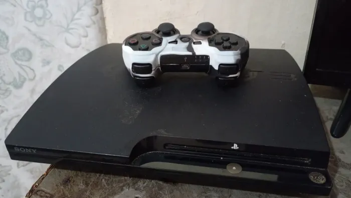 Ps3 desbloquedo com jogos em perfeito estado tudo funcionando ainda com uma loja de jogos