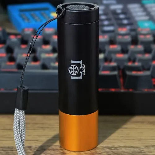 Mini Lanterna Portátil Premium Preta E Laranja Com Cordão <br><br>Pulso
