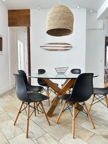 Conjunto de 6 cadeiras pretas e madeira. Modelo EAMES