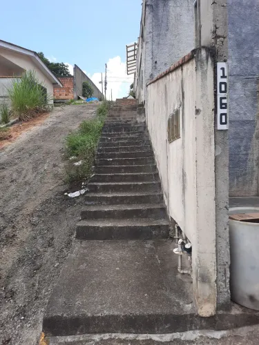 Alugo uma kitnet valo 1300