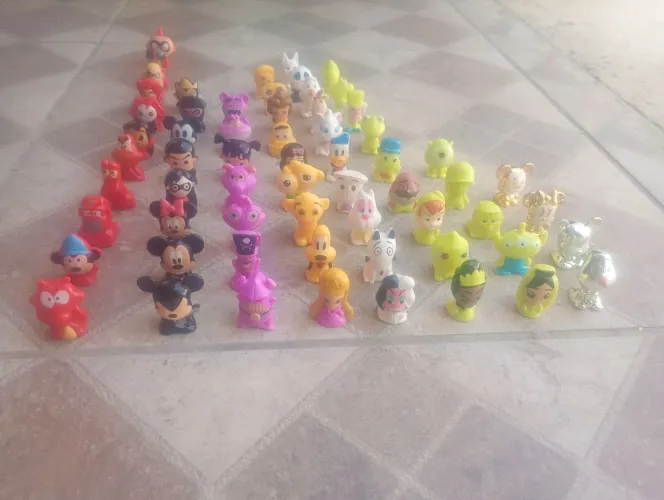 Coleçoes Panini abatons Star Wars e gogos Disney.