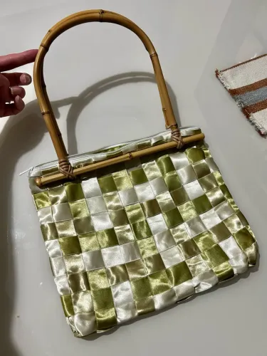 Bolsa de Mão Artesanal em Cetim Trançado e Alça de Bambu Natural - Vintage