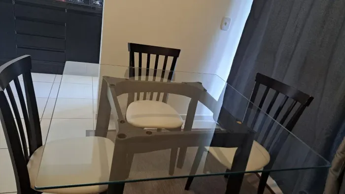 Mesa de vidro 1,10x1,10 com 3 cadeiras