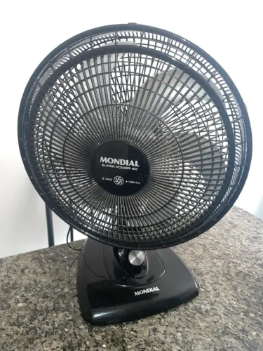 ? VENTILADOR À VENDA!  ? Em ótimo estado ? Funcionando perfeitamente ? Potente e econômico