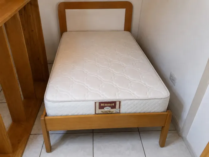 Cama de solteiro em madeira e colchão Momet