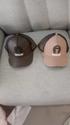 Lindos bonés de marca : sela de ouro .