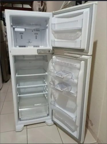 Vendo toda a mobília de um ap, estou de viagem marcada. Tudo de sala, quarto e cozinha.