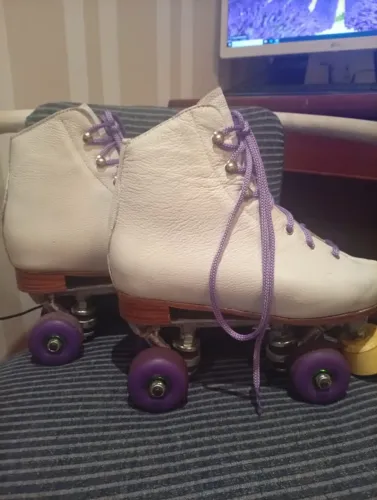 Patins Quad 4 Rodas Profissional Intermediário Branco Com Rodas Coloridas 37