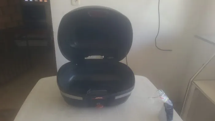 Baú Bauleto Givi Monolock 33 Litros E33n Lente Vermelha Preto