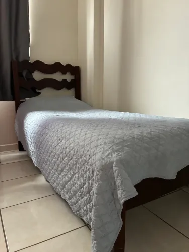 Vendo cama de solteiro com colchão!!