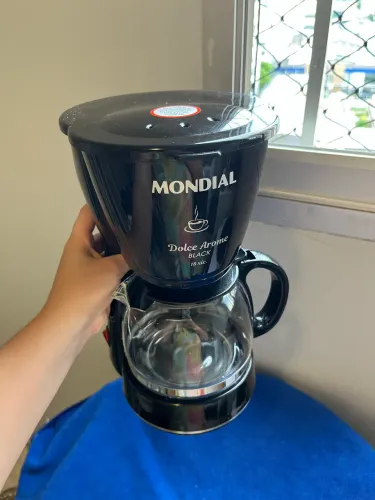 Cafeteira nova, mas com a jarra quebrada 