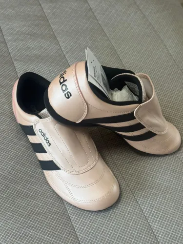 Tênis Adidas NA ETIQUETA