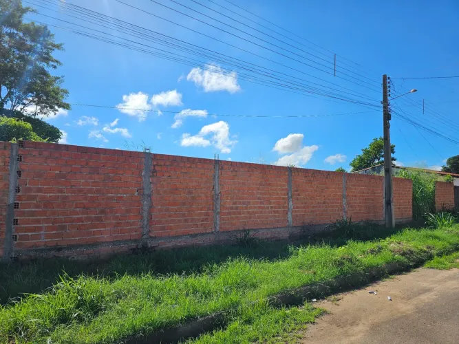 Terreno Murado com 2 Lotes no Parque Alvorada, a 1 quadra da BR