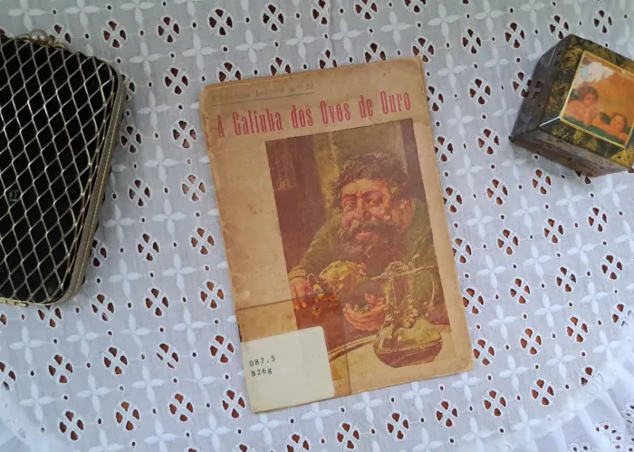 Livro infantil década de 40 fábula A Galinha dos ovos de ouro com belas ilustrações