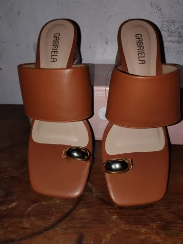 Sandália Gabriela tamanho 38 