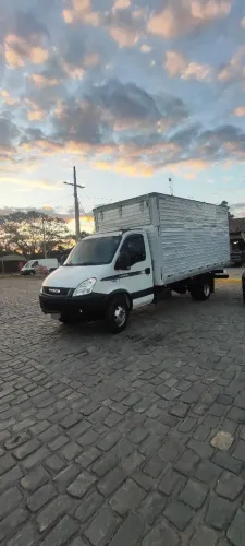 Iveco daily 70c16 com baú 