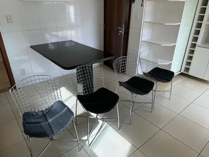 Conjunto de 04 cadeiras em aço cromado modelo Bertoia