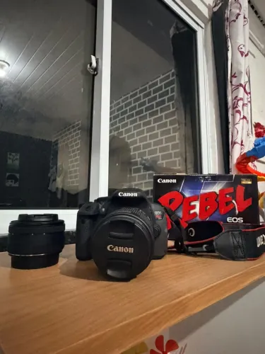 Canon T5i + Lentes 18-55mm e 50mm + Bolsa + Caixa (< 10k clicks)