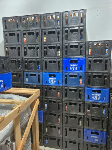 Vendo 50 caixas de cerveja ( litrinho) completa ( Caixa + 23 Cascos)