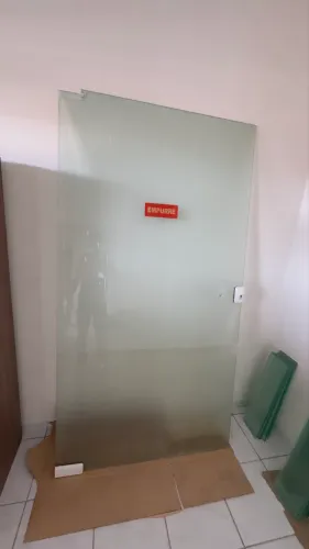 Portas e prateleiras de vidro 