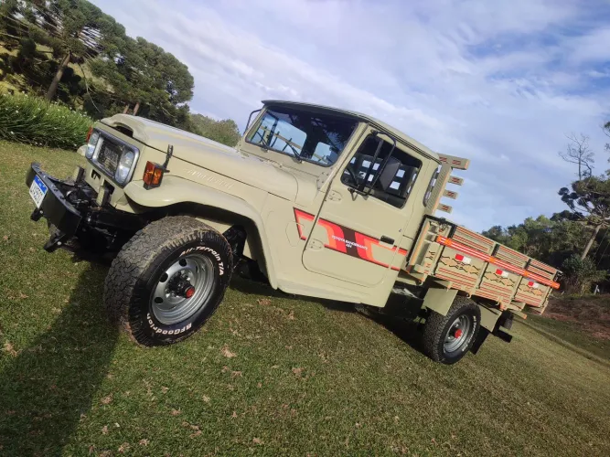 Toyota Band.Picape CD 2P Chassi Longo Diesel 1988