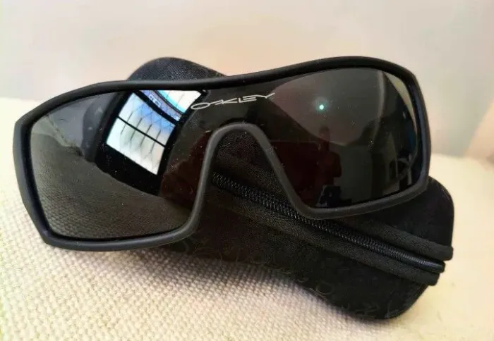 Óculos de sol Oakley original perfeito estado sem uso 