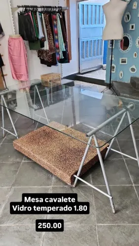 Mesa tampo de vidro cavalete