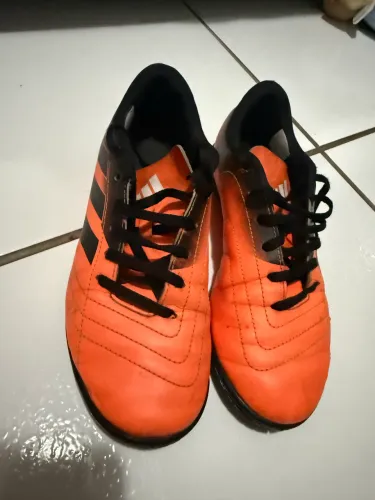 Chuteira adidas 