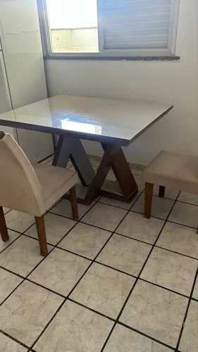 Mesa de madeira com tampo de vidro