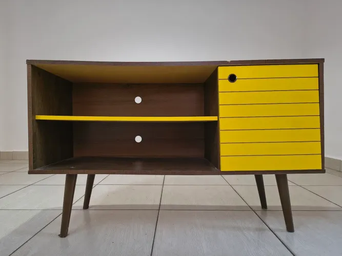 Rack amarelo estilo retrô 
