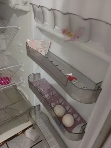 Vendo uma geladeira por 200 reais ela só tá congelando a parte de cima falar *r