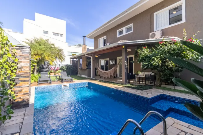 Casa no condomínio Golf Village para venda com 4 quartos, sendo 4 suítes, 328m²