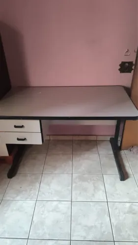Escrivaninha em bom estado