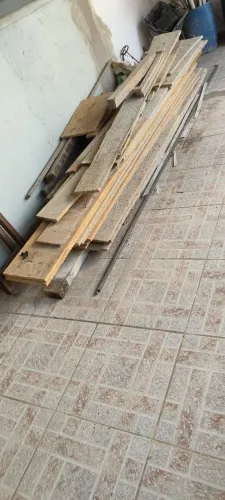 Resto de obra 10 tábuas de 30 mais retalhos oportunidade 250 reais retirar no local
