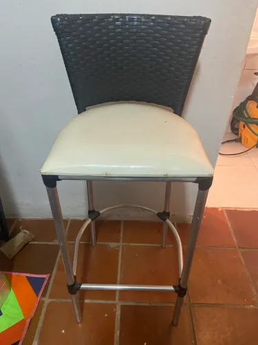 Conjunto de 3 Banquetas em alumínio e encosto de junco