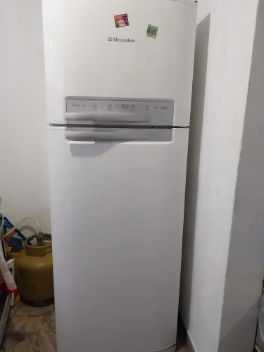 Geladeira Electrolux frost free DF50, Não gela  a parte de baixo.