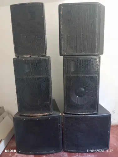 Caixa de som e mesa 
