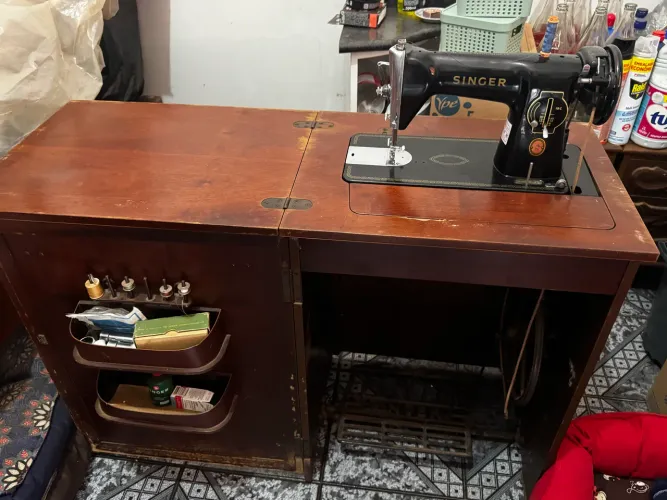 Máquina de costura vintage Singer 15C Gabinete Pedal pouco usada