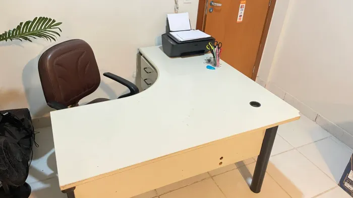 Mesa de escritório em L