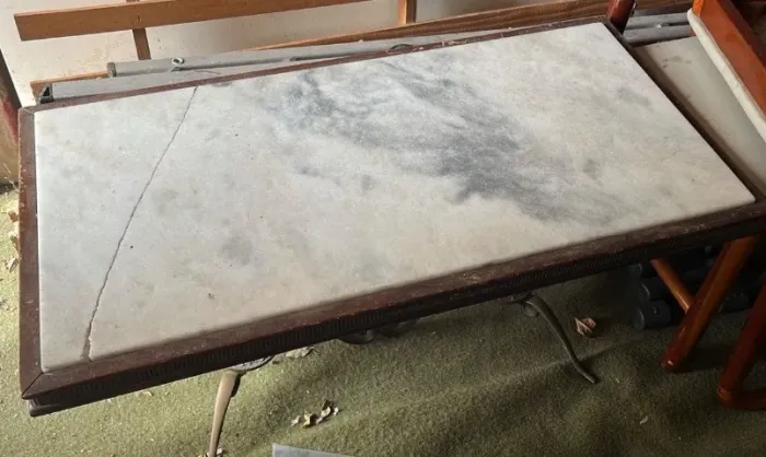 Mesa de centro clássica com tampo em mármore