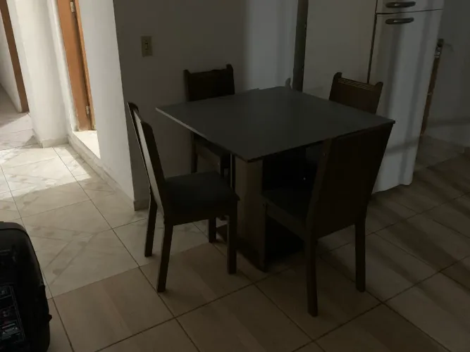 Mesa com 4 cadeiras e buffet