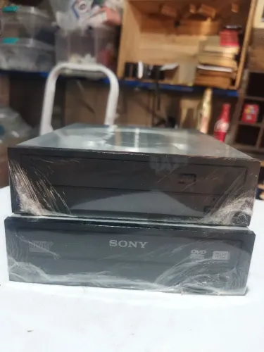 Dois gravadores de CD e DVD, interface sata.