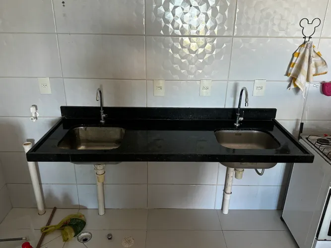 Vendo pia de cozinha em mármore com duas cubas