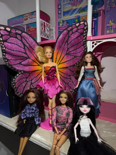 Vendo lote de bonecas: barbies, princesa disney e bonecas tipo monster high