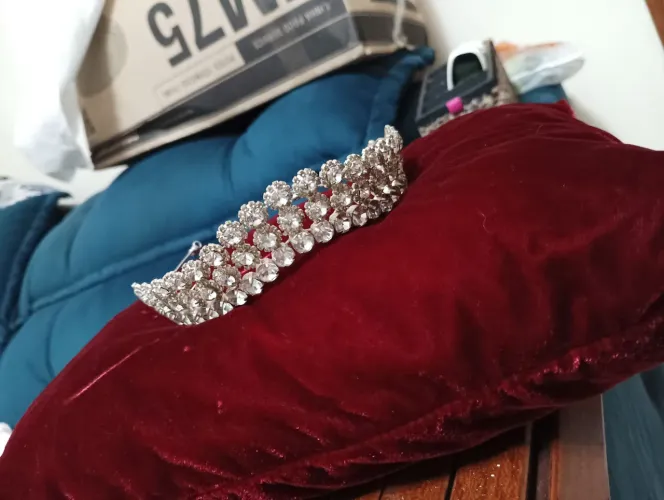 COROAS TIARAS E PORTA COQUE