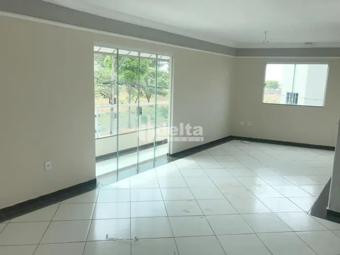 Casa com 3 quartos disponível para locação e venda no bairro Jardim Europa em Uberlândia-M