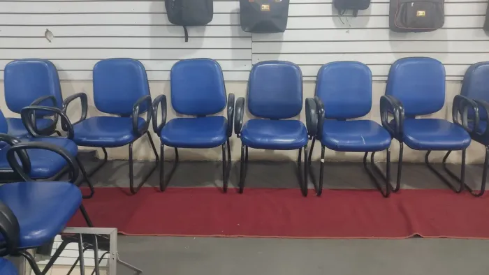 Cadeiras estofadas com apoio de braço